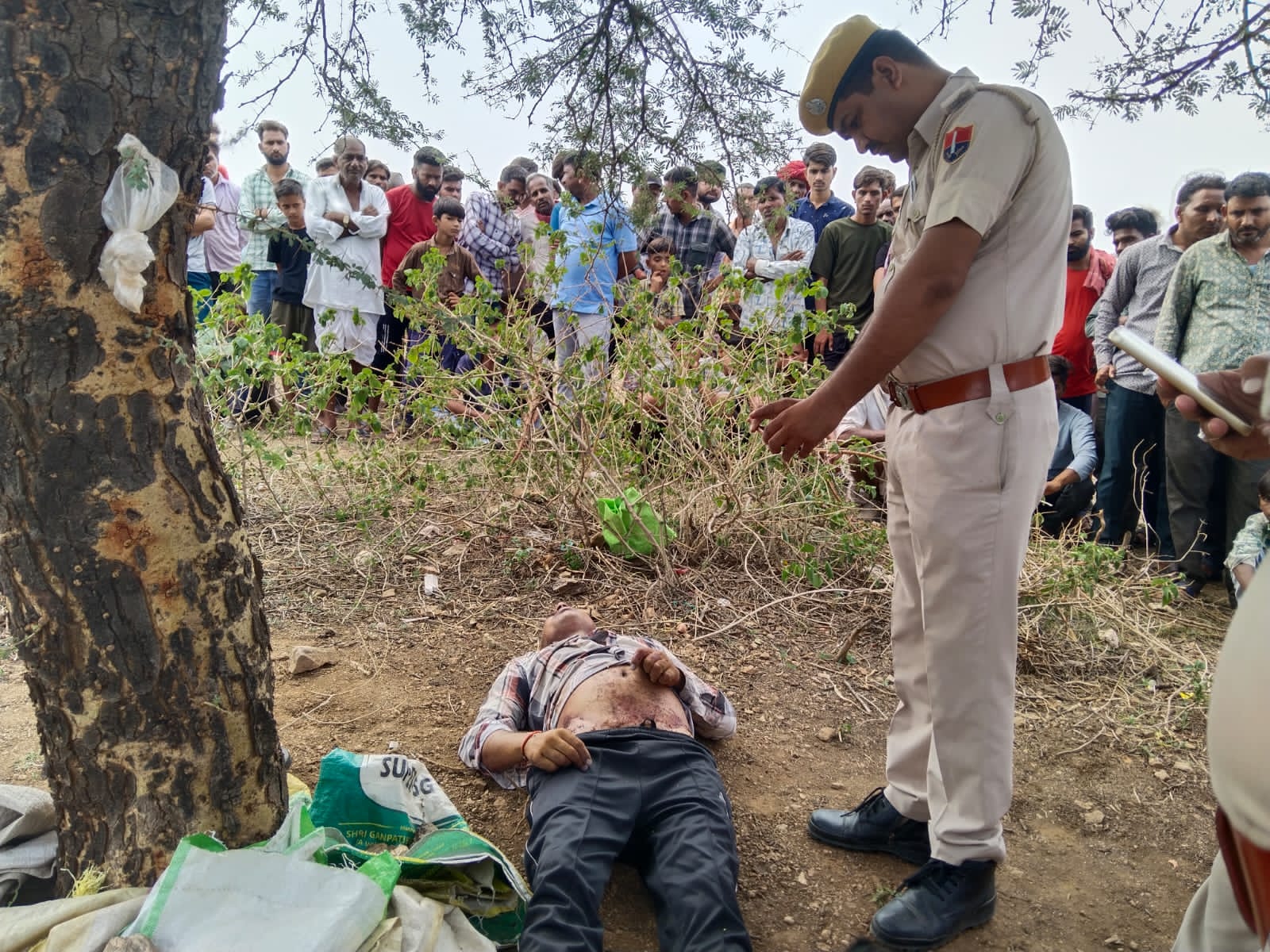 चित्तौड़गढ़ जिले के मंडफिया थाना इलाके में पहाड़ी पर शव मिलने के बाद जांच करती पुलिस। चित्तौड़गढ़ जिले के मंडफिया थाना इलाके में पहाड़ी पर शव मिलने के बाद जांच करती पुलिस।