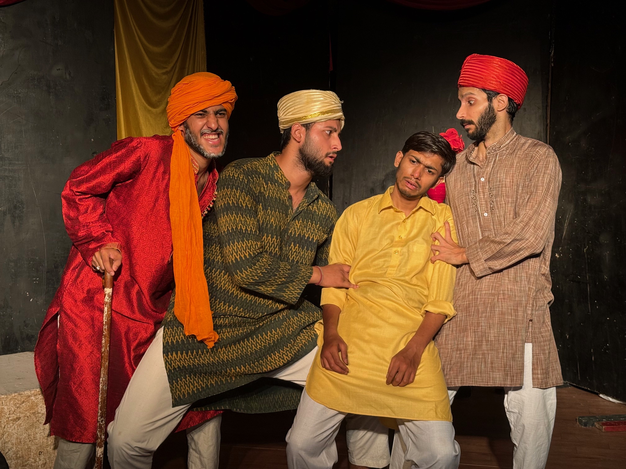 नटरंग ने पेश किया हास्य से भरपूर हिंदी नाटक शातिर खिलाड़ी, दर्शकों को खूब हँसाया नटरंग ने पेश किया हास्य से भरपूर हिंदी नाटक शातिर खिलाड़ी, दर्शकों को खूब हँसाया