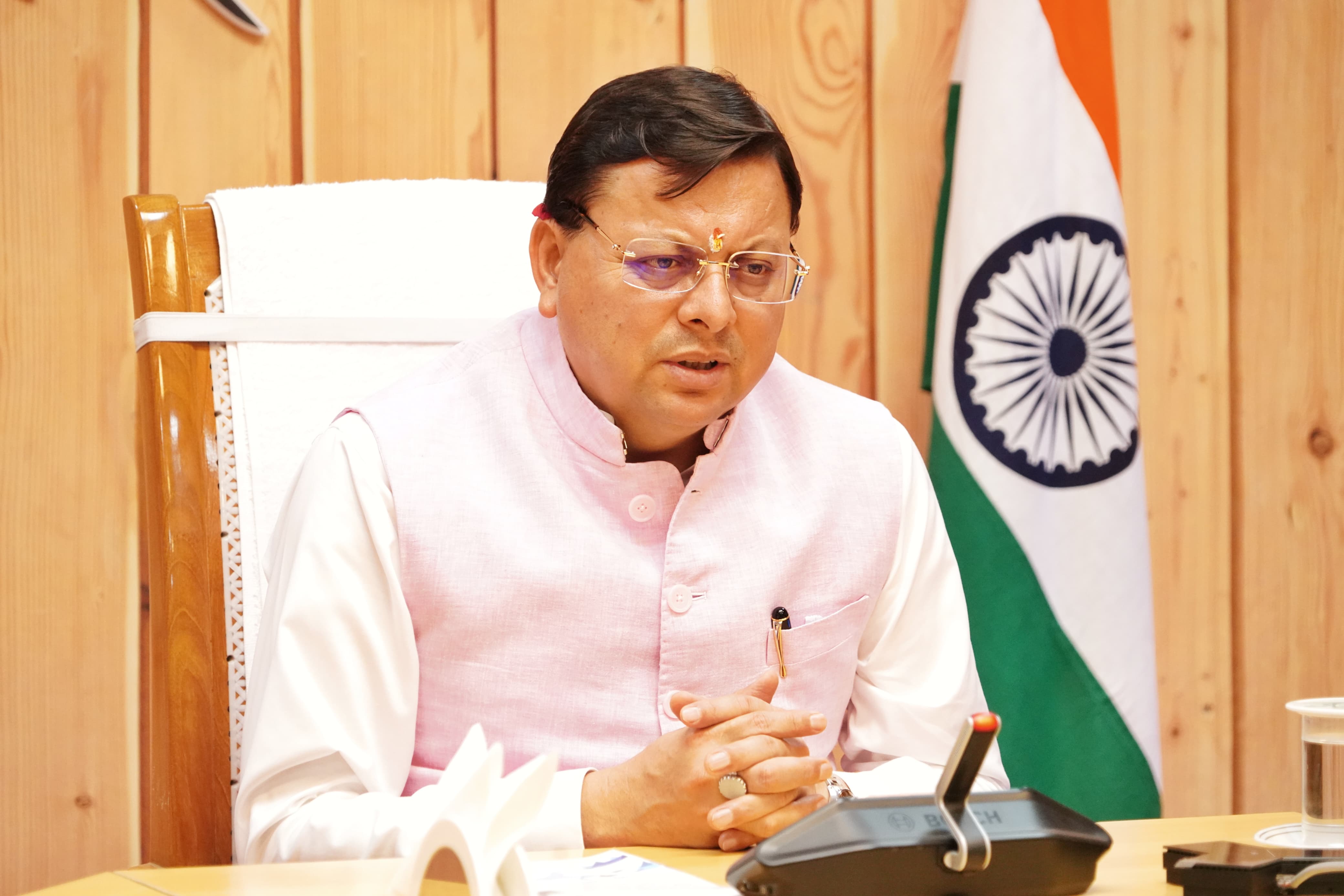 मुख्यमंत्री पुष्कर सिंह धामी बैठक लेते। मुख्यमंत्री पुष्कर सिंह धामी बैठक लेते।