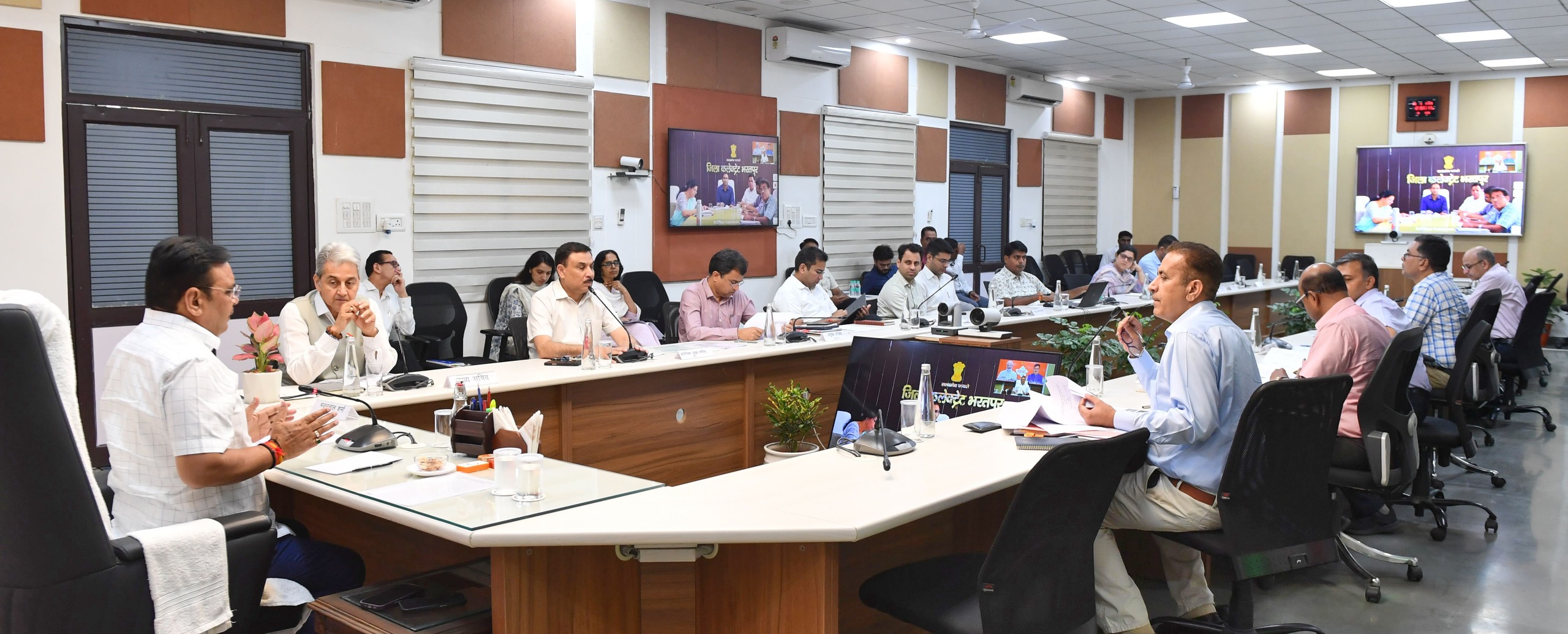 सीएम भजनलाल शर्मा बैठक लेते हुए सीएम भजनलाल शर्मा बैठक लेते हुए