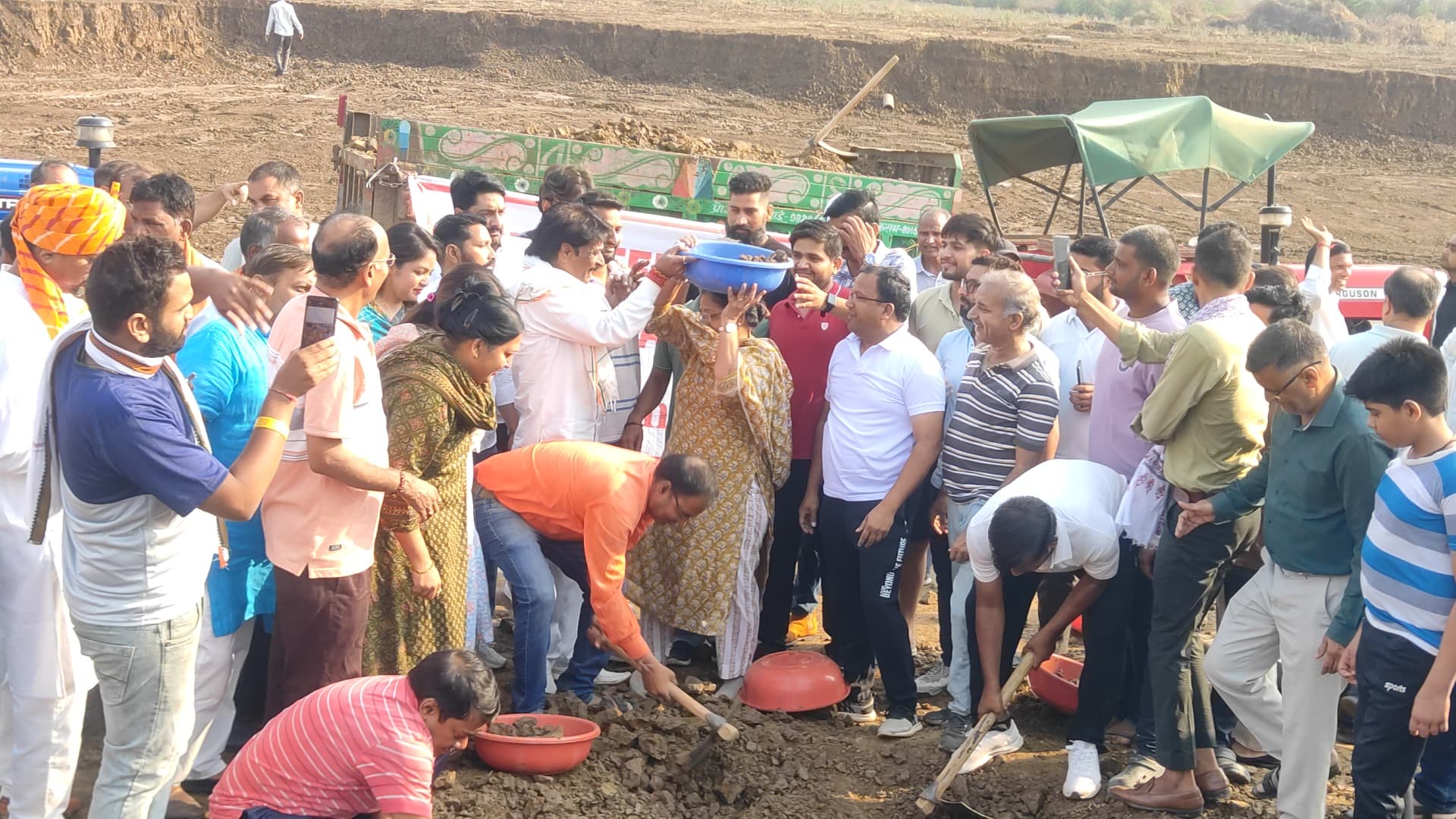 सांसद मंजू शर्मा ने जनप्रतिनिधियों के साथ रामगढ़ बांध में श्रमदान करते हुई। सांसद मंजू शर्मा ने जनप्रतिनिधियों के साथ रामगढ़ बांध में श्रमदान करते हुई।