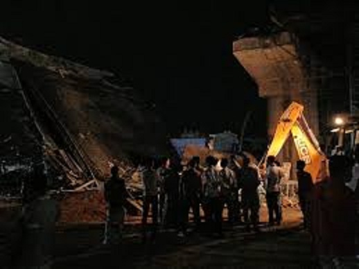 निर्माणाधीन ओवरब्रिज का हिस्सा भरभराकर कर ढहा निर्माणाधीन ओवरब्रिज का हिस्सा भरभराकर कर ढहा