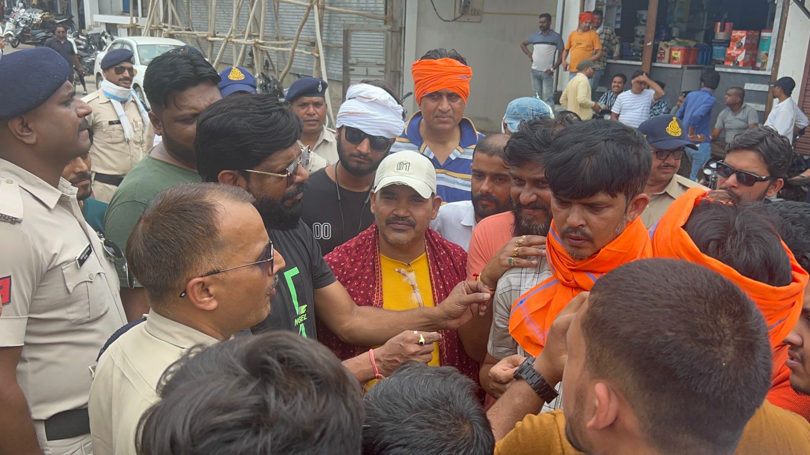 विरोध प्रदर्शन करते हुए युवक विरोध प्रदर्शन करते हुए युवक