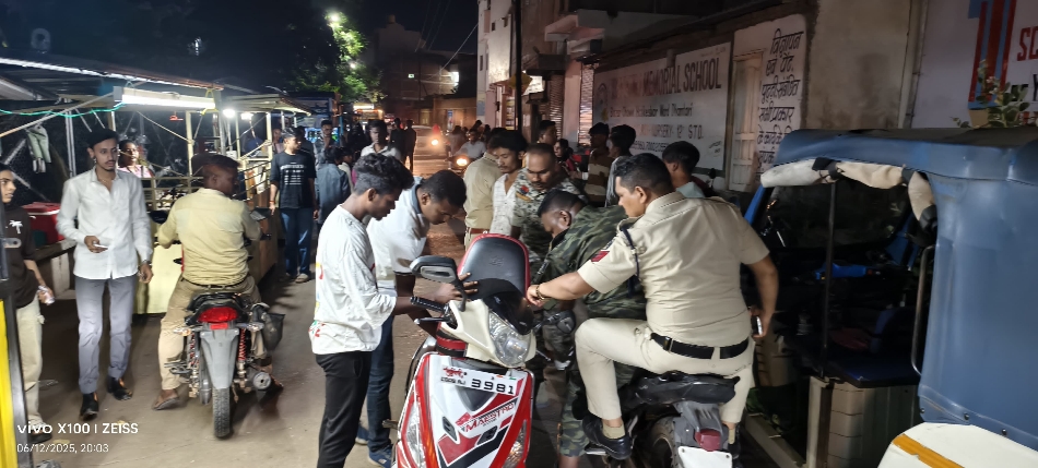 बाइक पेट्रोलिंग के दौरान मकई गार्डन के चौपाटी में गाड़ियों को चेकिंग करते हुए पुलिस जवान।