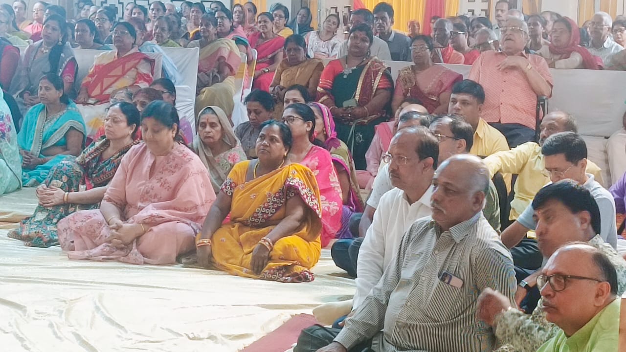 कथास्थल सुनते श्रद्धालुओं की तस्वीर कथास्थल सुनते श्रद्धालुओं की तस्वीर
