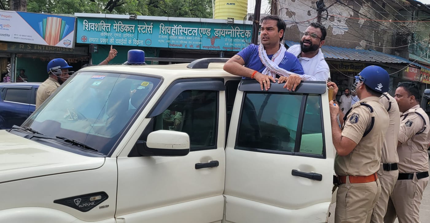 तोड़फोड़ के बाद गिरफ्तारी तोड़फोड़ के बाद गिरफ्तारी