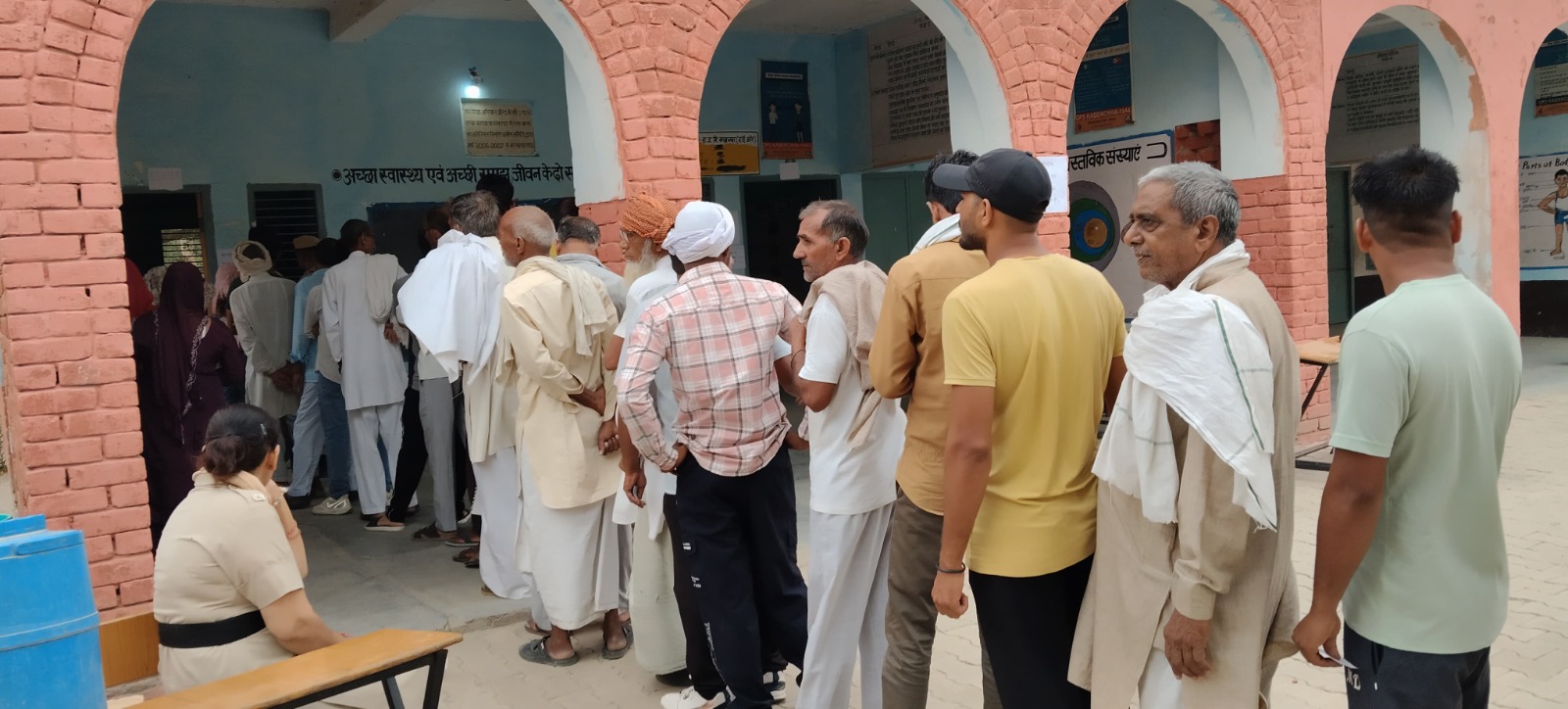 मत का प्रयोग करने के लिए लाइन में लगे मतदाता। मत का प्रयोग करने के लिए लाइन में लगे मतदाता।