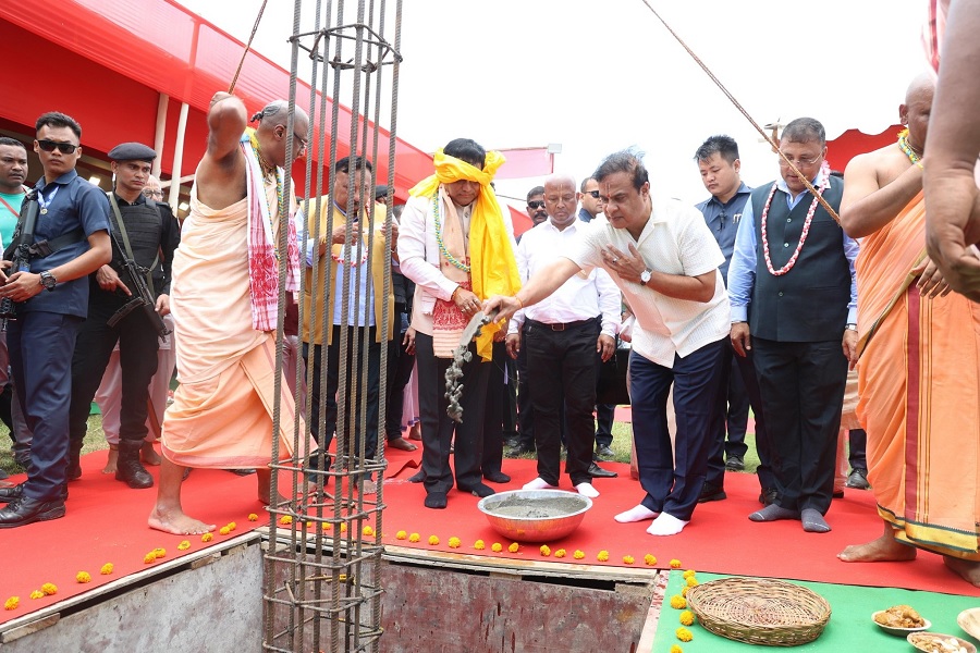 असमः डिब्रूगढ़ में केंद्रीय सामूहिक रसोई घर प्रोजेक्ट की आधारशिला रखते मुख्यमंत्री डॉ. सरमा एवं केंद्रीय मंत्री सोनोवाल असमः डिब्रूगढ़ में केंद्रीय सामूहिक रसोई घर प्रोजेक्ट की आधारशिला रखते मुख्यमंत्री डॉ. सरमा एवं केंद्रीय मंत्री सोनोवाल