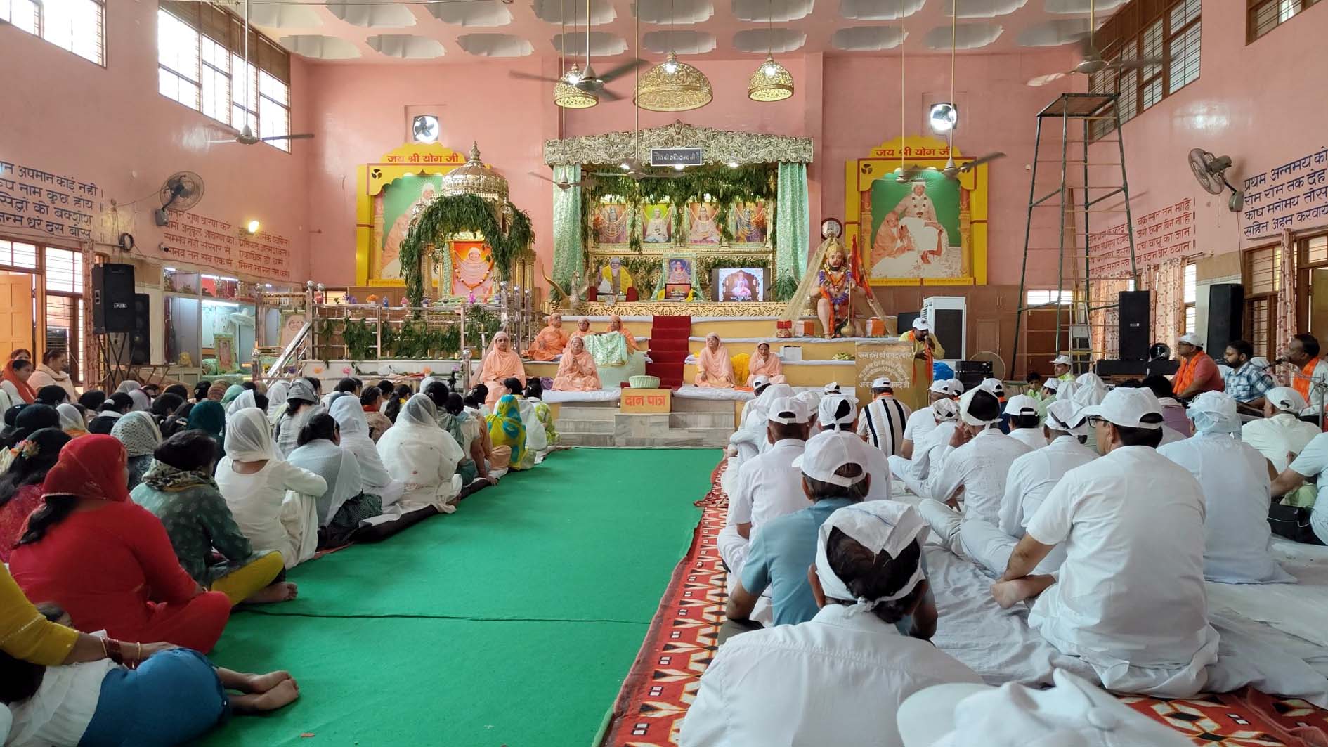 ब्रह्म ज्ञान मंदिर, शांति नगर में सजा दरबार व उपस्थित श्रद्धालु। ब्रह्म ज्ञान मंदिर, शांति नगर में सजा दरबार व उपस्थित श्रद्धालु।