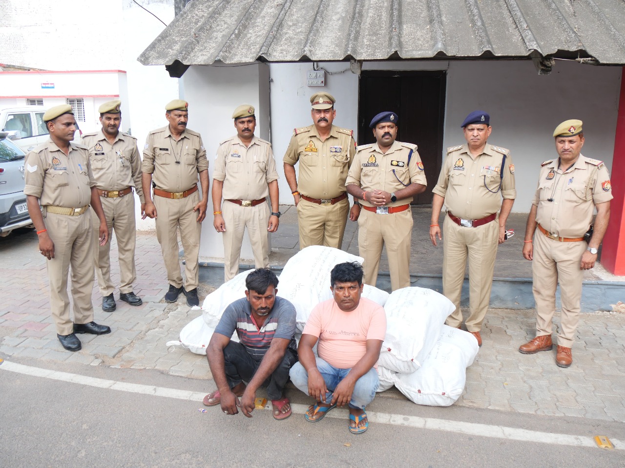 गिरफ्तार तस्कर और एसएसपी संग पुलिस गिरफ्तार तस्कर और एसएसपी संग पुलिस