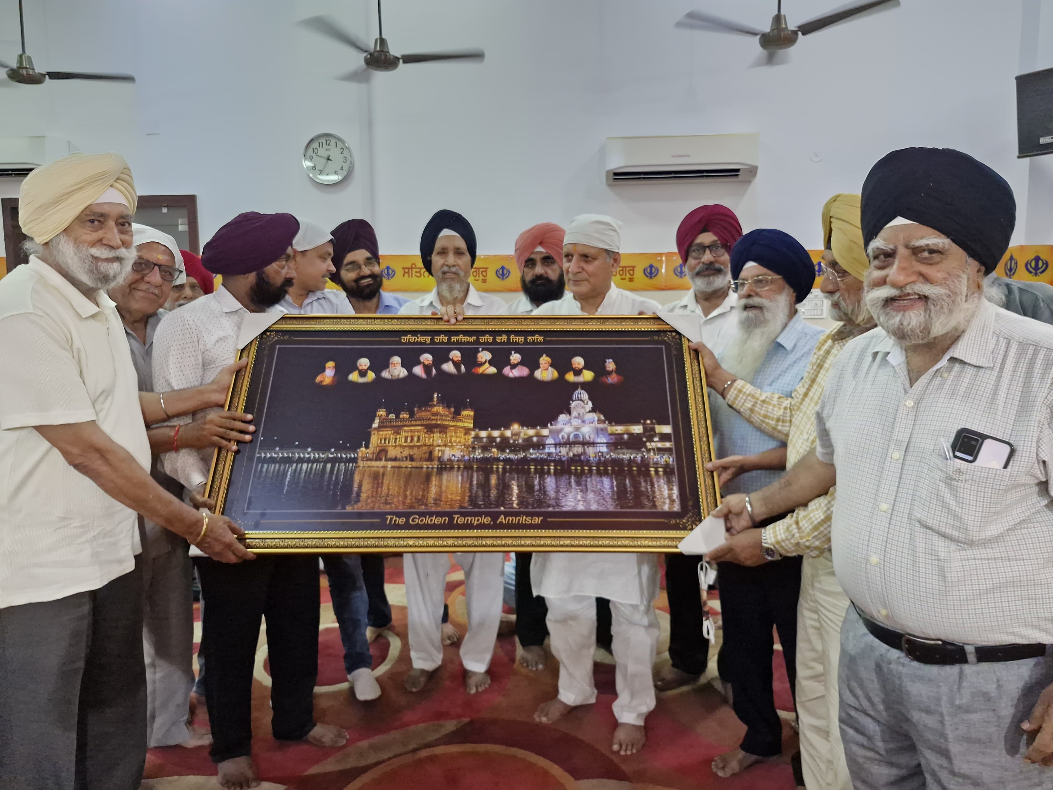 पूर्व कैबिनेट मंत्री का सम्मान करता सिख समाज पूर्व कैबिनेट मंत्री का सम्मान करता सिख समाज