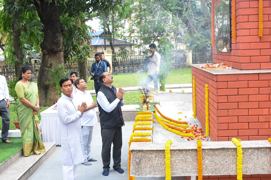 गुवाहाटी के नेहरु पार्क में कामरूप (मेट्रो) जिला प्रशासन की ओर से आयोजित कार्यक्रम में शहीद कुशल कोंवर को श्रद्धांजलि अर्पित करते मंत्री चंद्र मोहन पटवारी गुवाहाटी के नेहरु पार्क में कामरूप (मेट्रो) जिला प्रशासन की ओर से आयोजित कार्यक्रम में शहीद कुशल कोंवर को श्रद्धांजलि अर्पित करते मंत्री चंद्र मोहन पटवारी