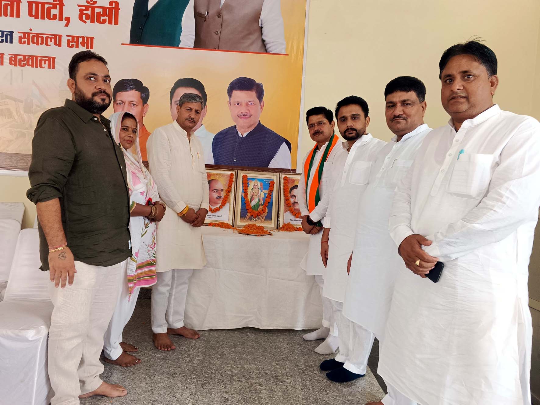 दीप प्रज्जवलित कर विकसित भारत संकल्प सभा का शुभारंभ करते भाजपा नेता। दीप प्रज्जवलित कर विकसित भारत संकल्प सभा का शुभारंभ करते भाजपा नेता।
