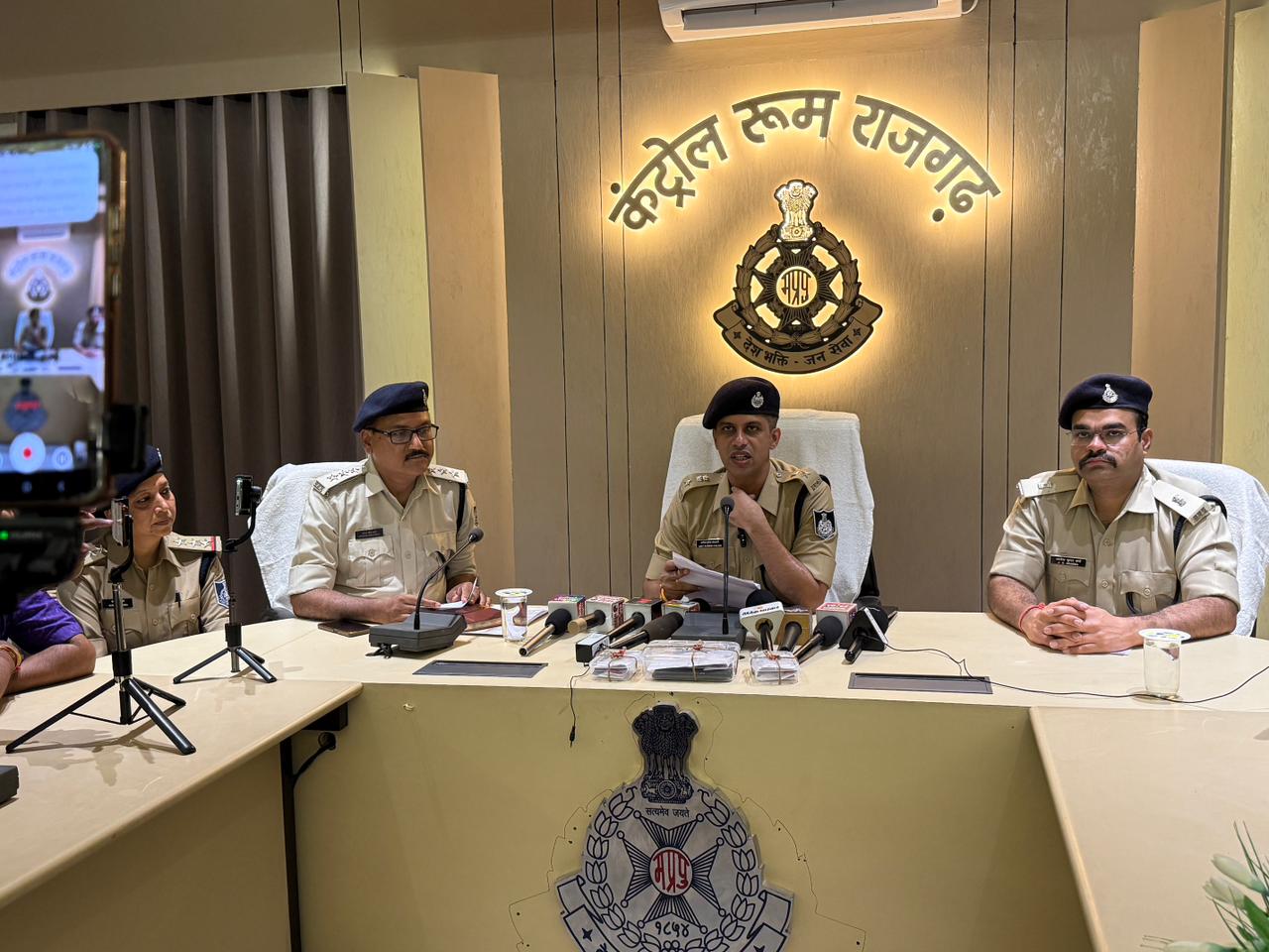 तीन आरोपित गिरफ्तार,मशरुका बरामद