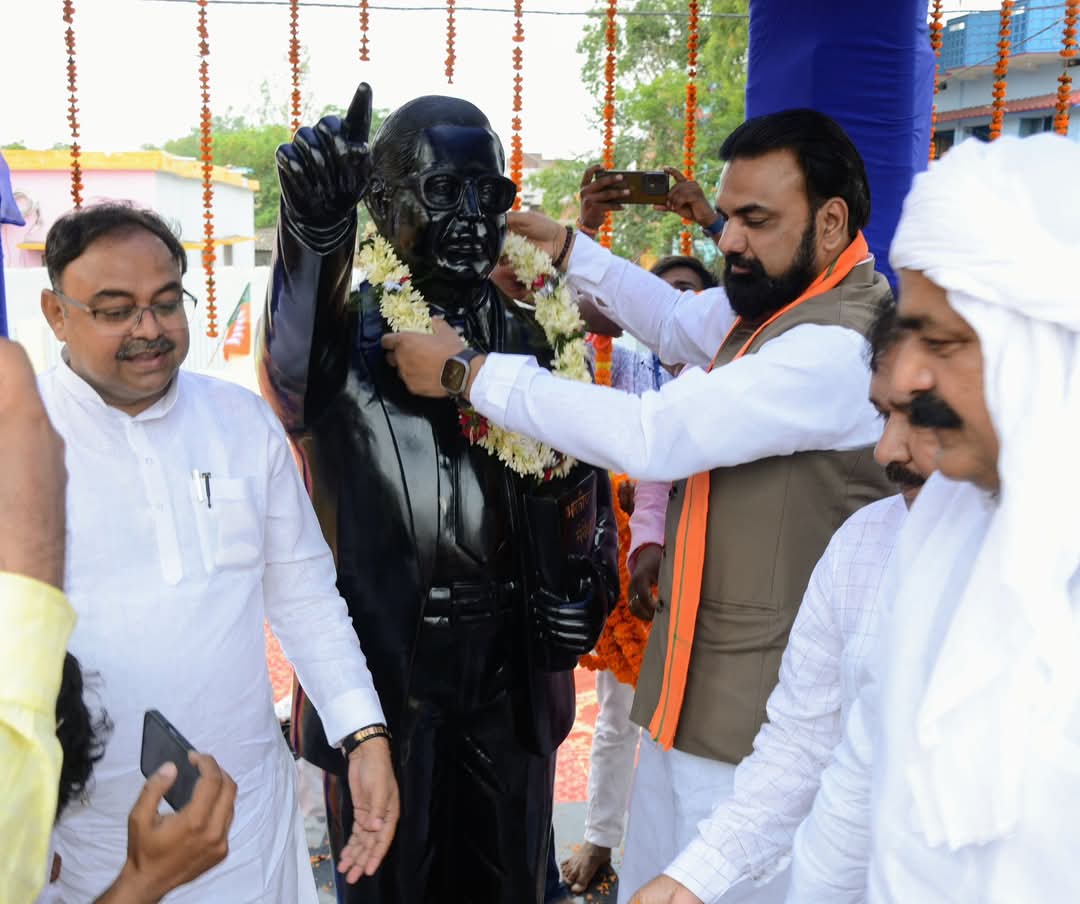 उपमुख्यमंत्री सम्राट चौधरी बाबा साहब की मूर्ति का अनावरण करते