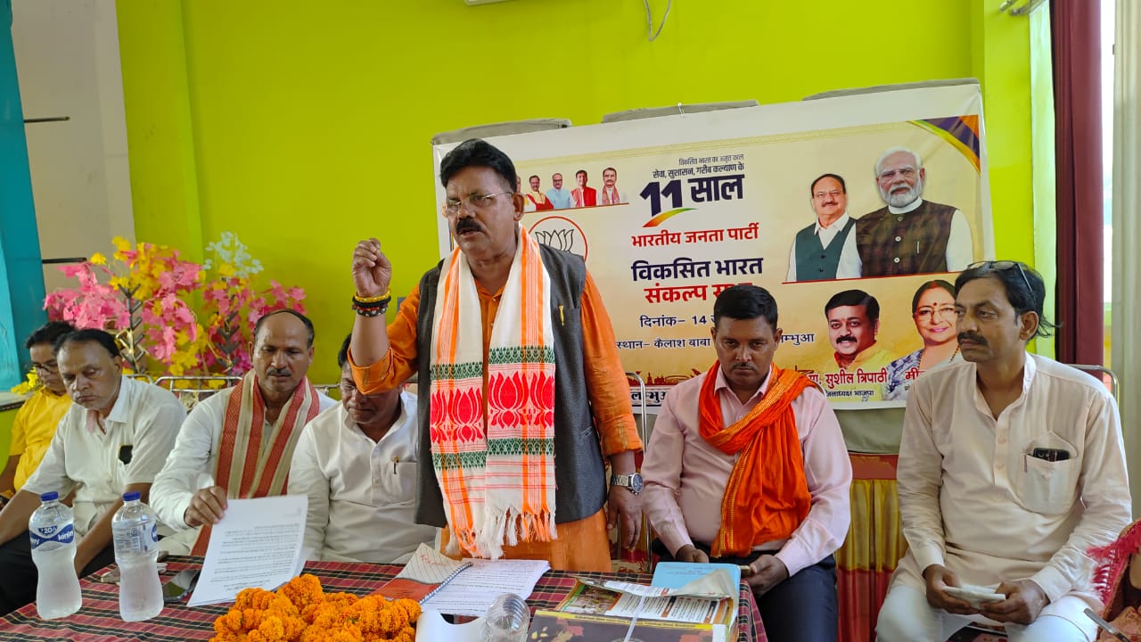 संबोधित करते हुए विजय