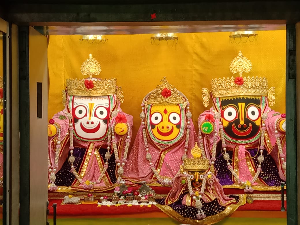 मंदिर में स्थापित महाप्रभु जगन्नाथ, भाई बलभद्र और बहन सुभद्रा की मूर्ति। मंदिर में स्थापित महाप्रभु जगन्नाथ, भाई बलभद्र और बहन सुभद्रा की मूर्ति।