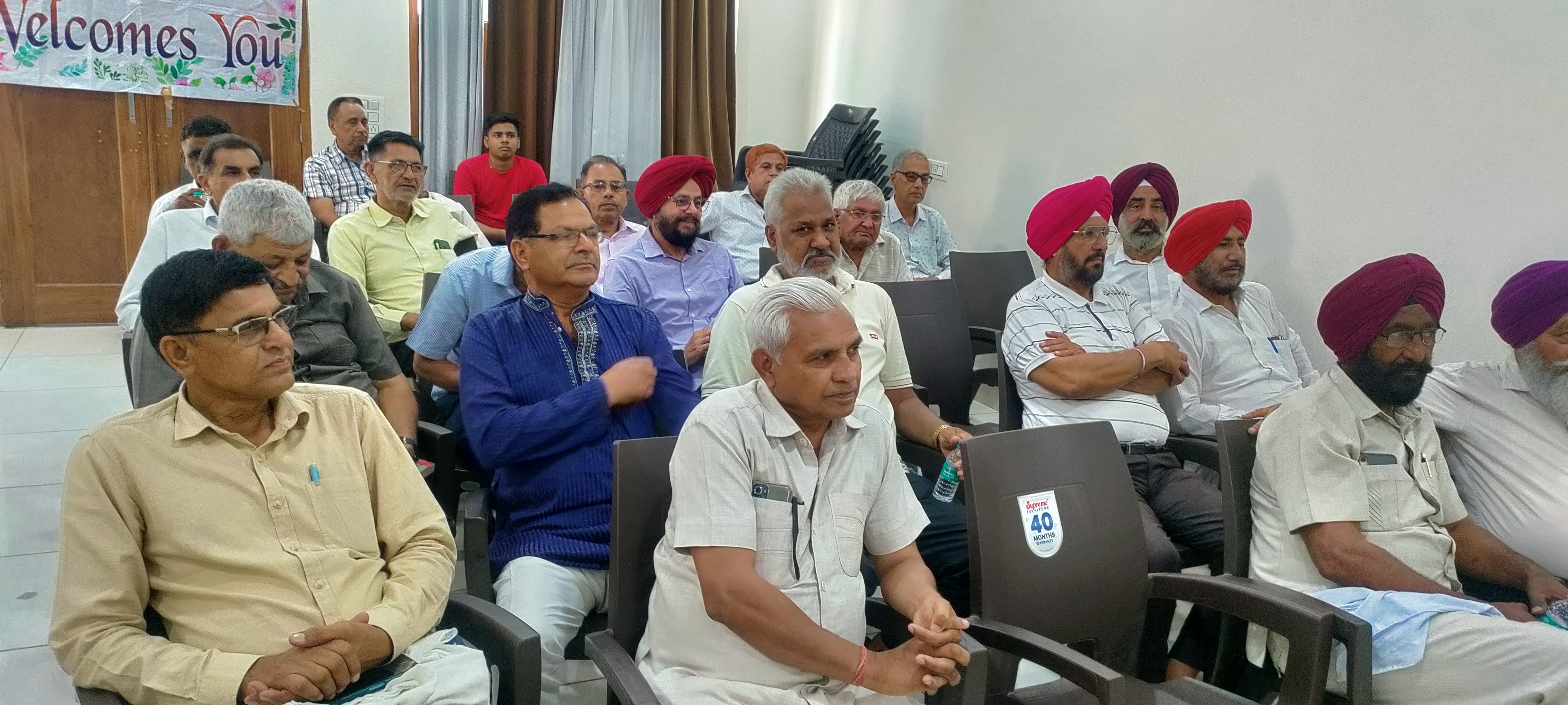 बैठक करते सामाजिक संस्थाओं के पदाधिकारी। बैठक करते सामाजिक संस्थाओं के पदाधिकारी।