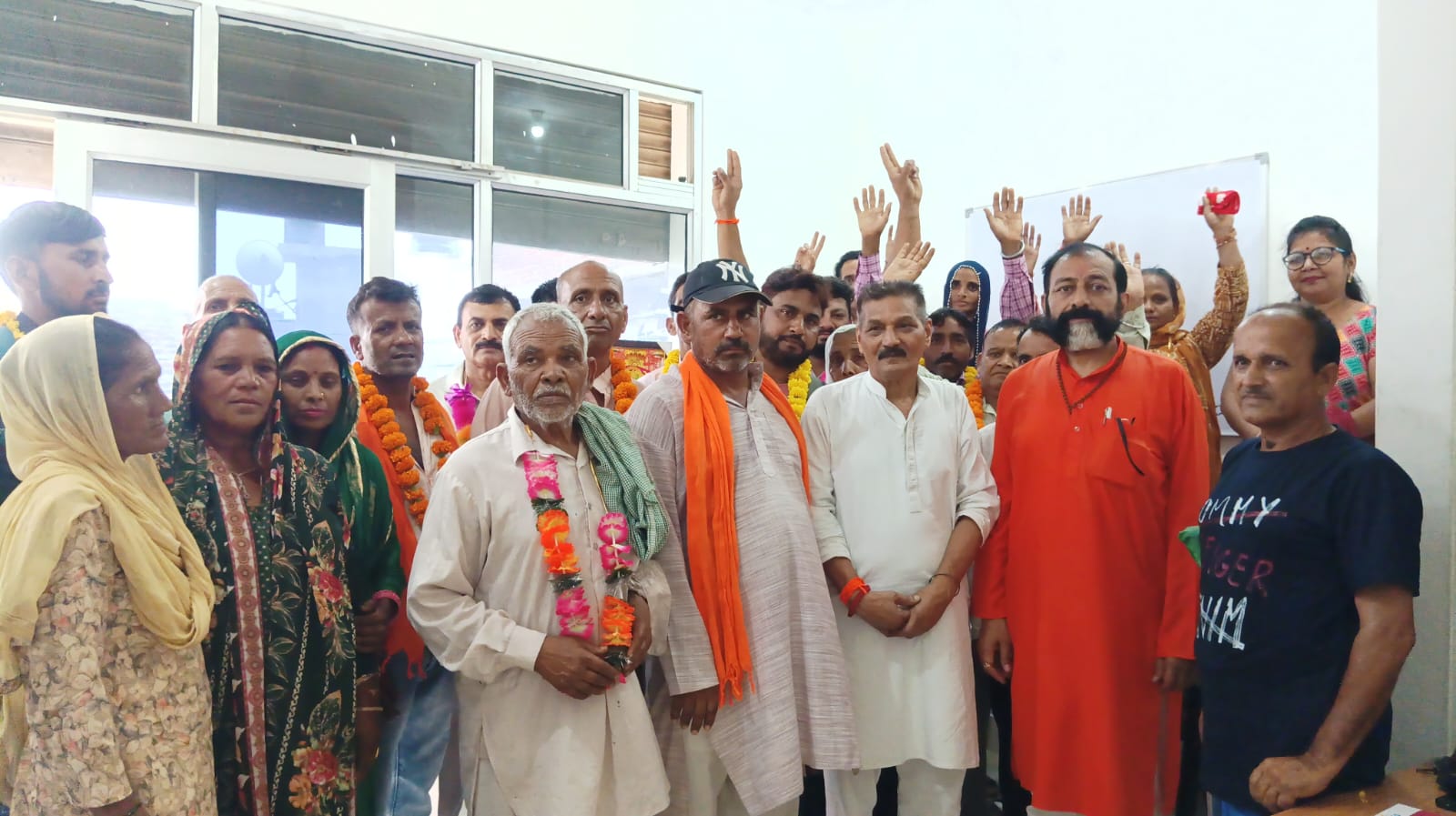दर्जनों लोग शिवसेना हिंदुस्तान में शामिल दर्जनों लोग शिवसेना हिंदुस्तान में शामिल