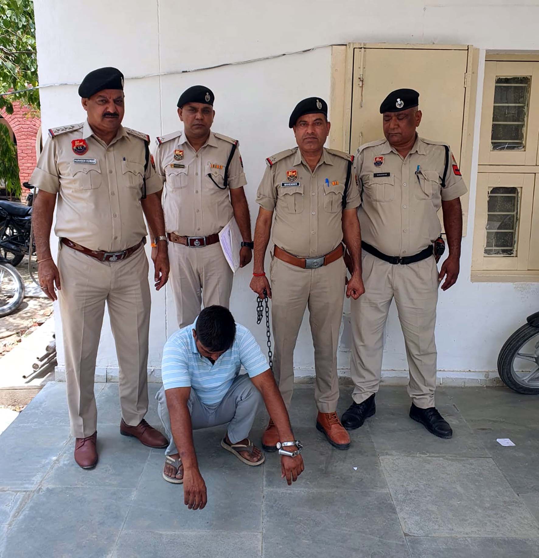पुलिस गिरफ्त में पिता की हत्या करने वाला विजेन्द्र। पुलिस गिरफ्त में पिता की हत्या करने वाला विजेन्द्र।