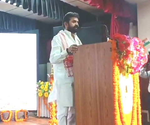 योग सप्ताह के शुभारम्भ कार्यक्रम में बोलते मंत्री डॉ.दयाशंकर मिश्र (वीडियो से ली गयी फोटो) योग सप्ताह के शुभारम्भ कार्यक्रम में बोलते मंत्री डॉ.दयाशंकर मिश्र (वीडियो से ली गयी फोटो)
