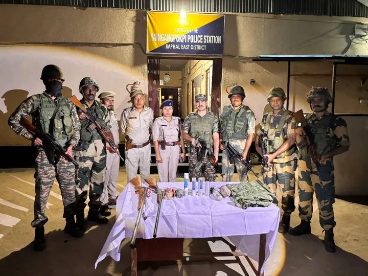 मणिपुर में बरामद हथियार और विस्फोटकों की तस्वीर। मणिपुर में बरामद हथियार और विस्फोटकों की तस्वीर।