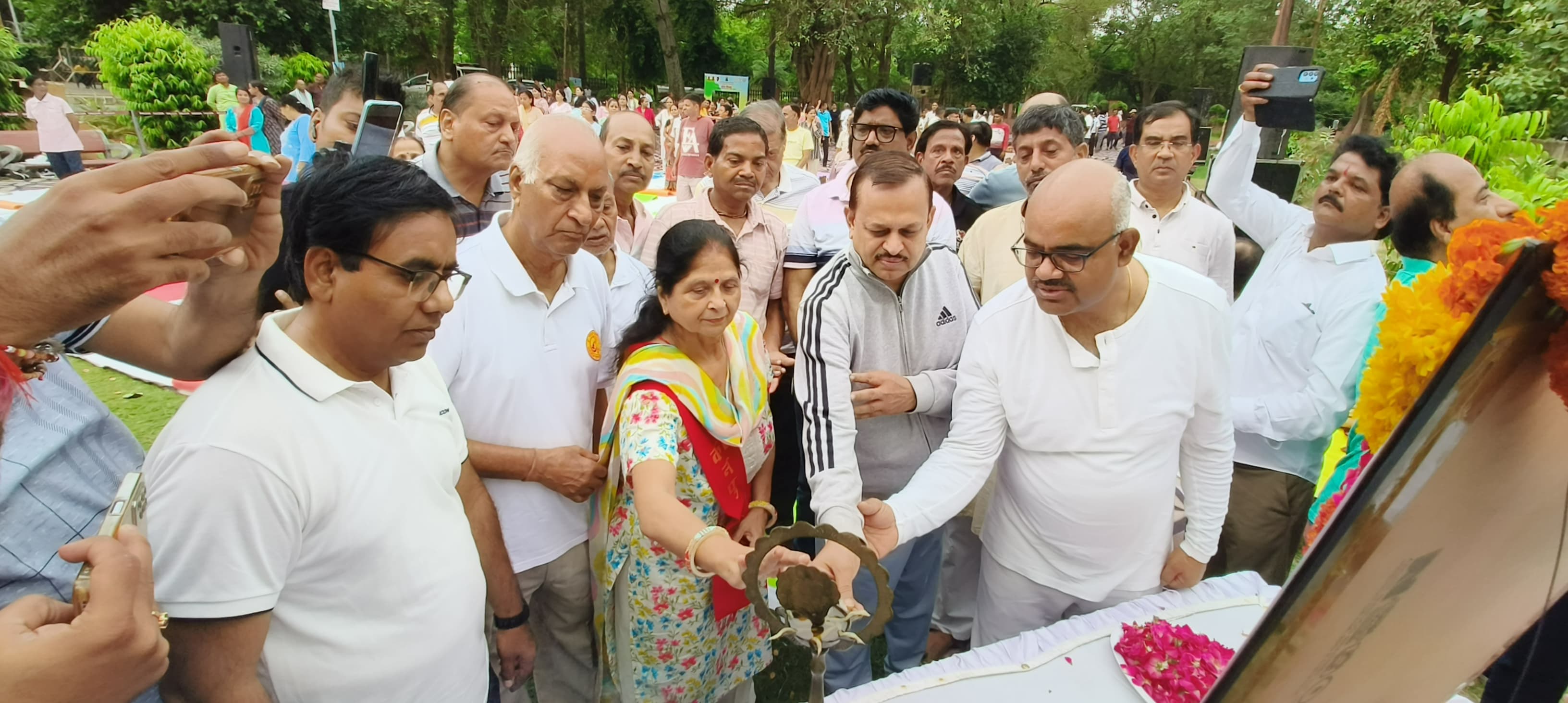 अंतर्राष्ट्रीय योग दिवस का शुभारंभ करते सांसद व जिलाधिकारी अंतर्राष्ट्रीय योग दिवस का शुभारंभ करते सांसद व जिलाधिकारी