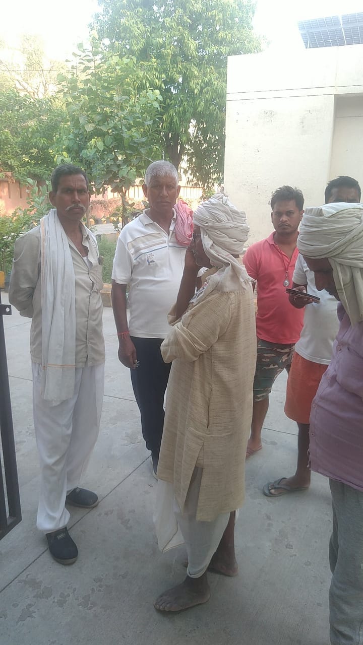 घटना के बाद जुटे लोग घटना के बाद जुटे लोग