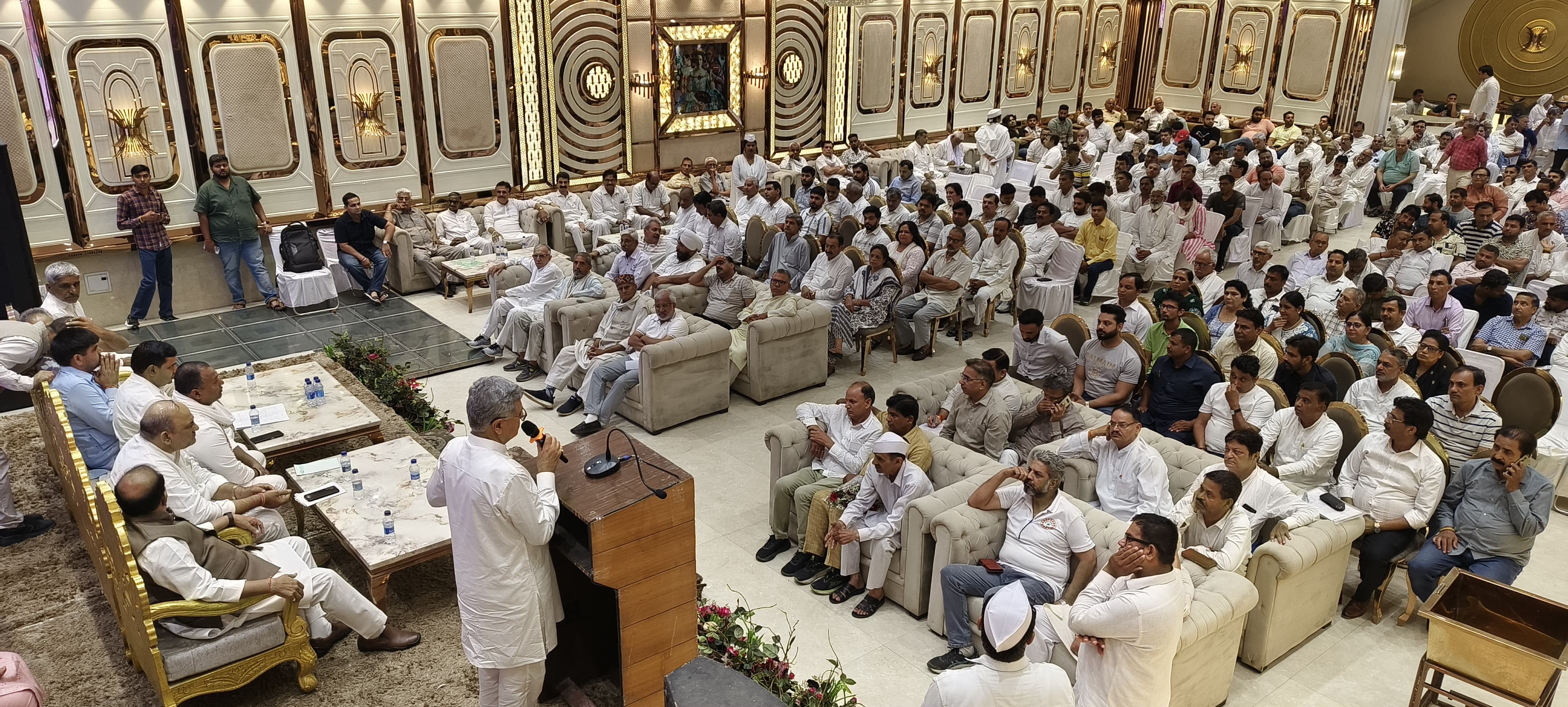 कांग्रेस पार्टी कार्यकर्ताओं की बैठक को संबोधित करते विधायक बीबी बतरा कांग्रेस पार्टी कार्यकर्ताओं की बैठक को संबोधित करते विधायक बीबी बतरा