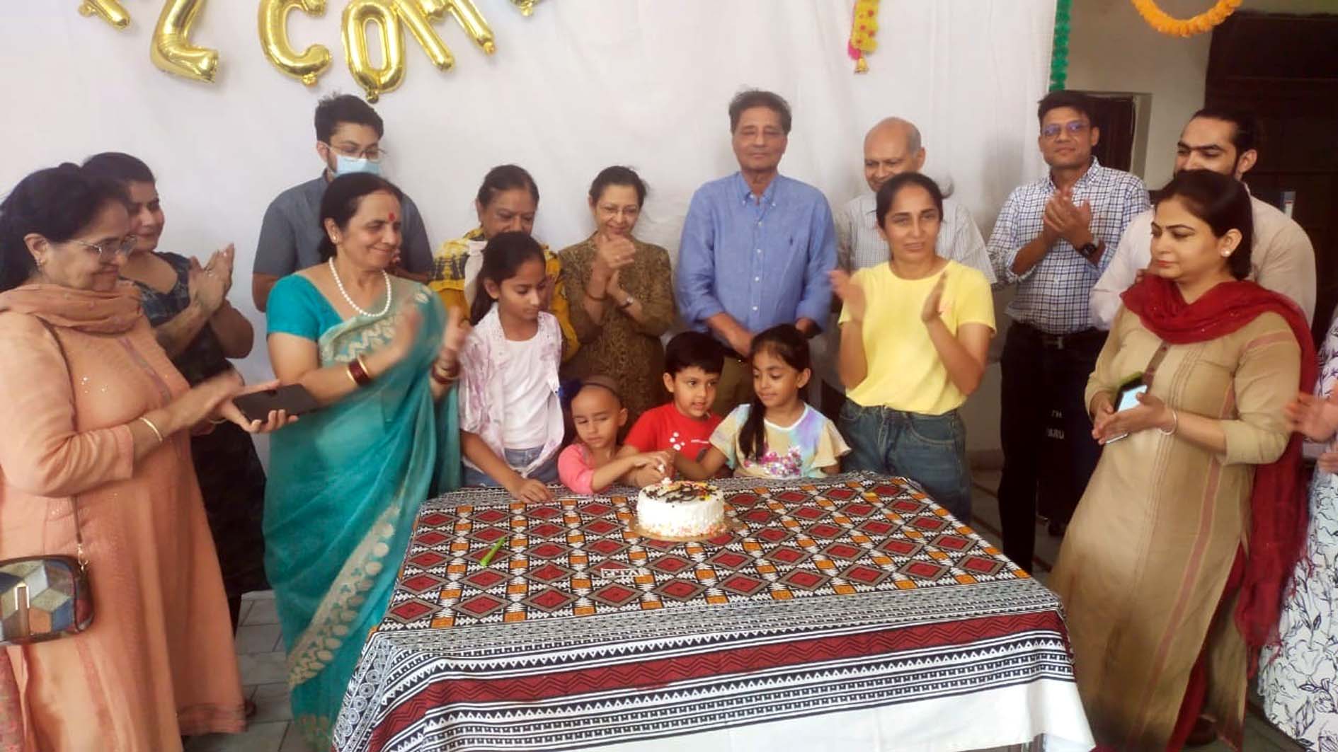 मोक्ष वृद्धाश्रम में फादर्स डे मनाते समाजसेवी व विभिन्न संस्थाओं के प्रतिनिधि। मोक्ष वृद्धाश्रम में फादर्स डे मनाते समाजसेवी व विभिन्न संस्थाओं के प्रतिनिधि।