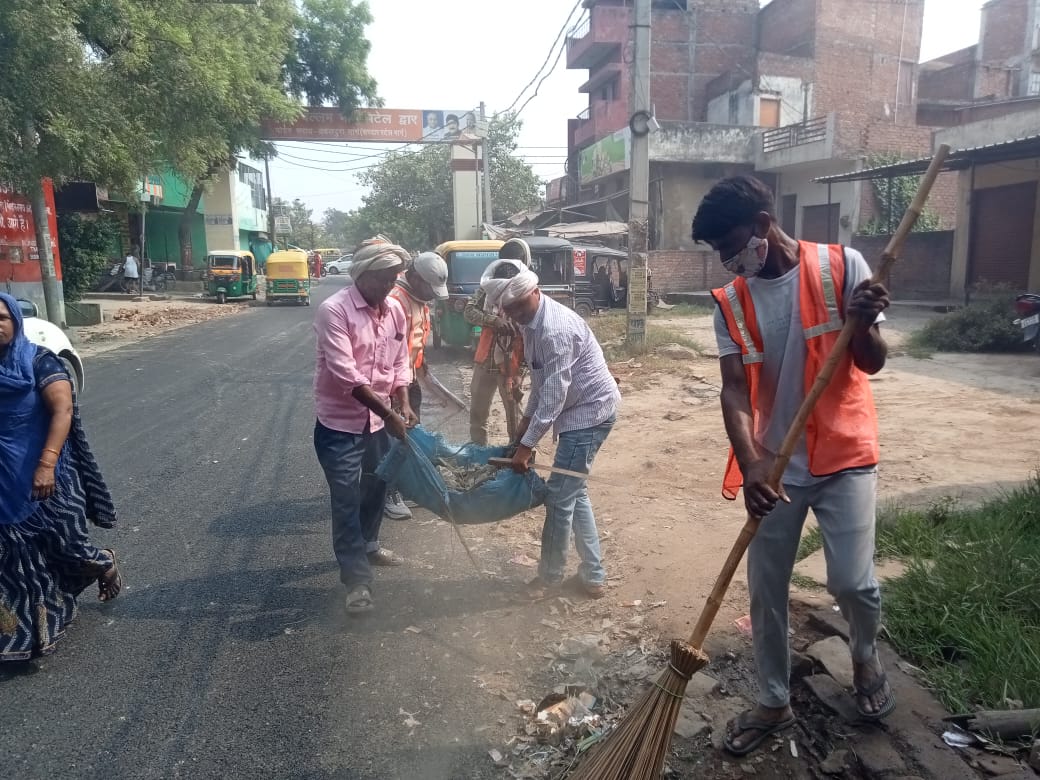 सीएम के आने के पहले सड़कों की सफाई सीएम के आने के पहले सड़कों की सफाई