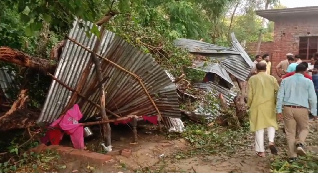 धराशाई हुआ ओसारा धराशाई हुआ ओसारा