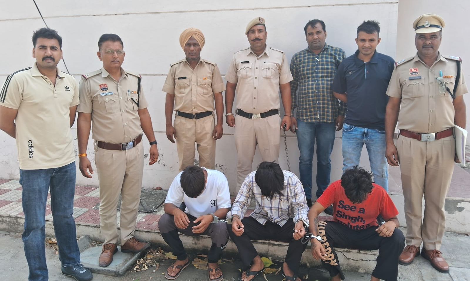 तीनो हत्यारोपी गुहला पुलिस की गिरफ्त में । तीनो हत्यारोपी गुहला पुलिस की गिरफ्त में ।