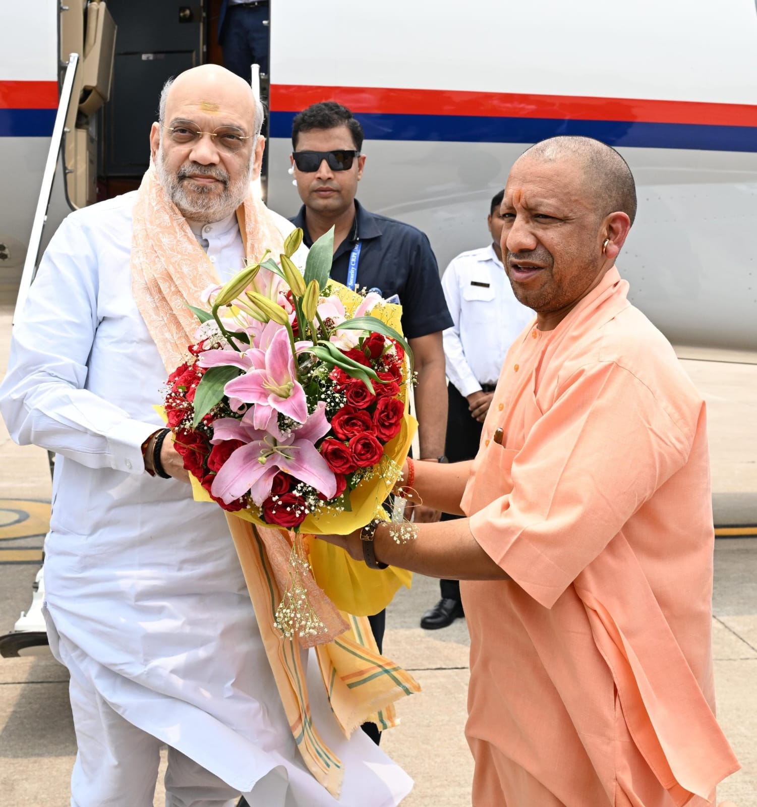अमित शाह का स्वागत करते मुख्यमंत्री योगी अमित शाह का स्वागत करते मुख्यमंत्री योगी