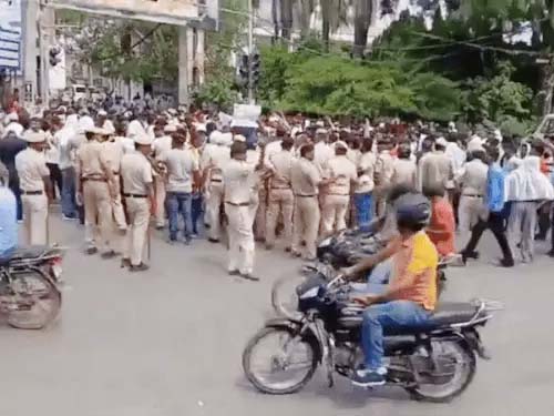 तोड़-फोड़ के विरोध मे प्रदर्शन करते गांव के लोग।