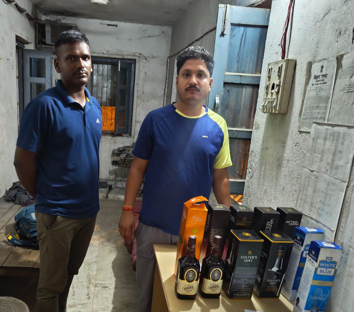शराब के साथ तस्कर शराब के साथ तस्कर