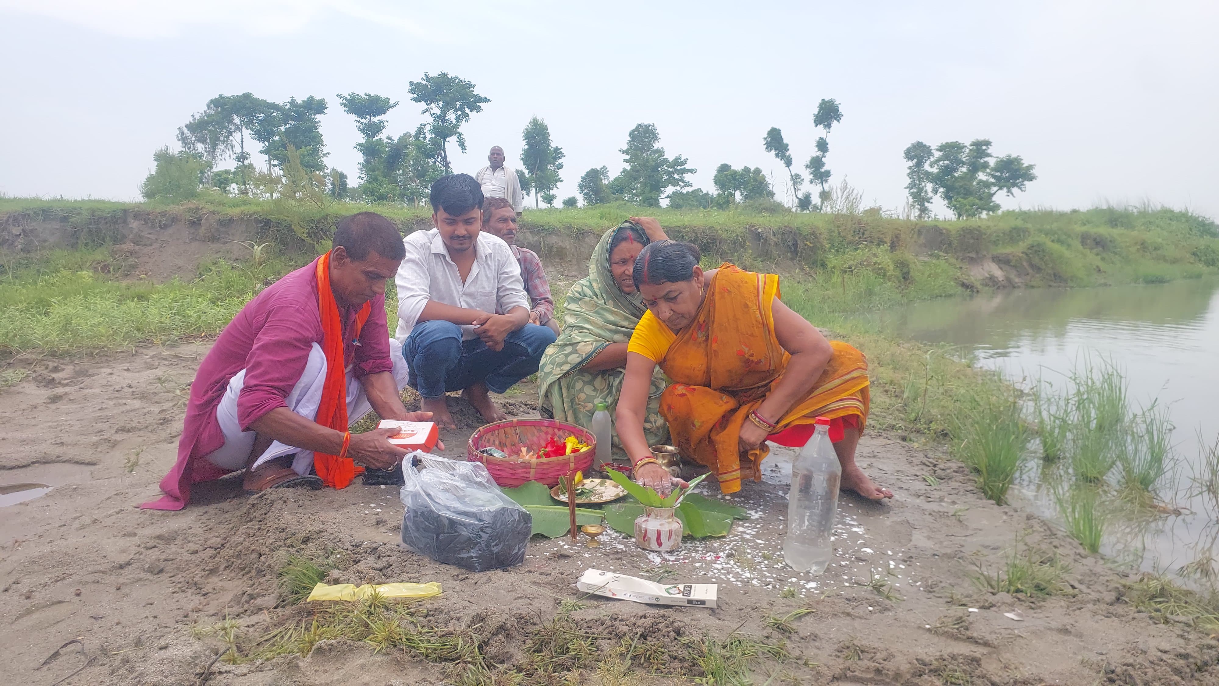 अररिया फोटो:आधारशिला रखती मुखिया और अन्य अररिया फोटो:आधारशिला रखती मुखिया और अन्य