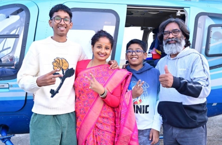 तस्वीर में विधेयक कल्पना सोरेन सीएम हेमंत सोरेन और उनके दोनों पुत्र तस्वीर में विधेयक कल्पना सोरेन सीएम हेमंत सोरेन और उनके दोनों पुत्र