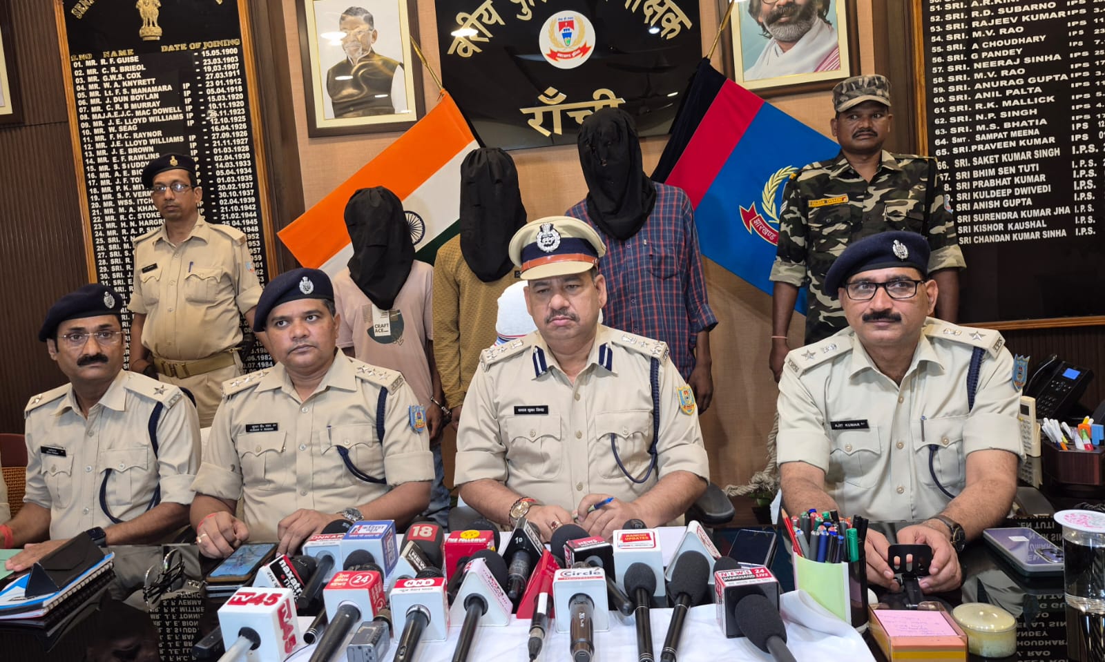 डीआईजी सह एसएसपी का प्रेस वार्ता डीआईजी सह एसएसपी का प्रेस वार्ता