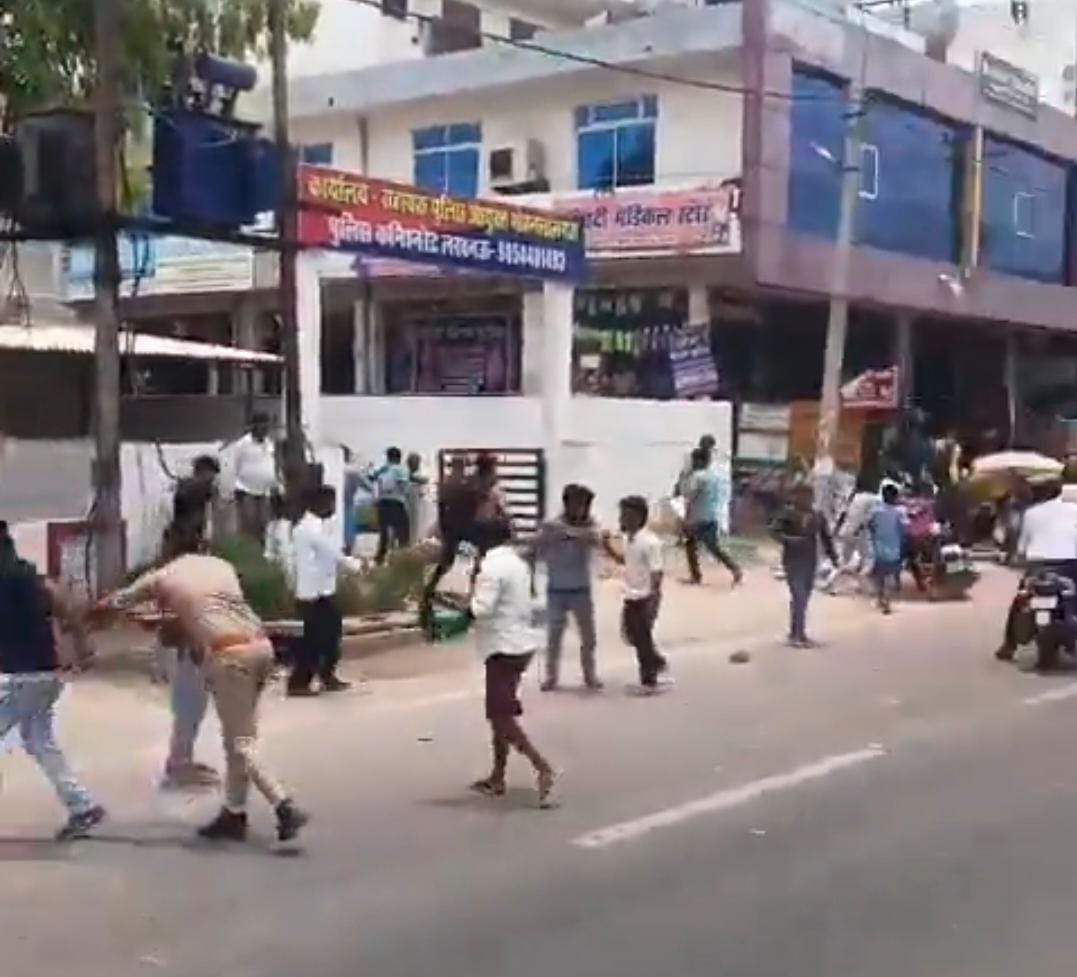 मारपीट की फाेटाे मारपीट की फाेटाे