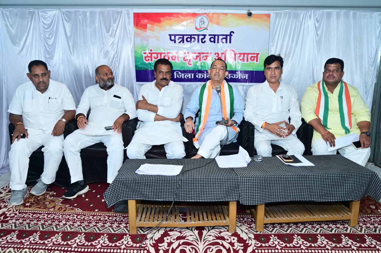 उज्जैन: कांग्रेस पर्यवेक्षक कर रहे कार्यकर्ताओं से संवाद उज्जैन: कांग्रेस पर्यवेक्षक कर रहे कार्यकर्ताओं से संवाद