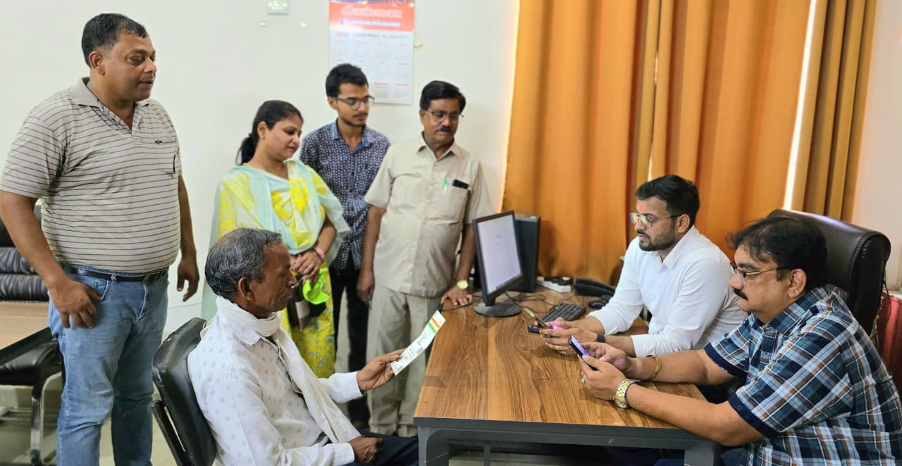 दक्षिण इकाई में आयुष्मान card बनवाते बुज़ुर्ग दक्षिण इकाई में आयुष्मान card बनवाते बुज़ुर्ग