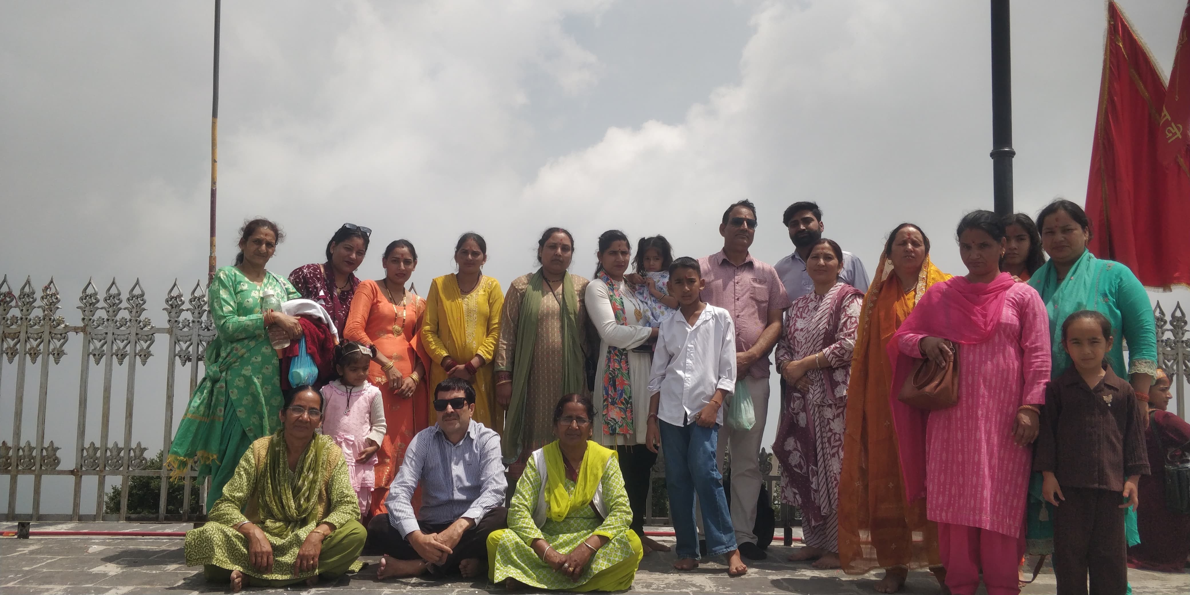 शिकारी देवी के दर्शन करने पहुंचे सैण-बैहल स्कूल के बच्चे-अभिभावक व शिक्षक। शिकारी देवी के दर्शन करने पहुंचे सैण-बैहल स्कूल के बच्चे-अभिभावक व शिक्षक।