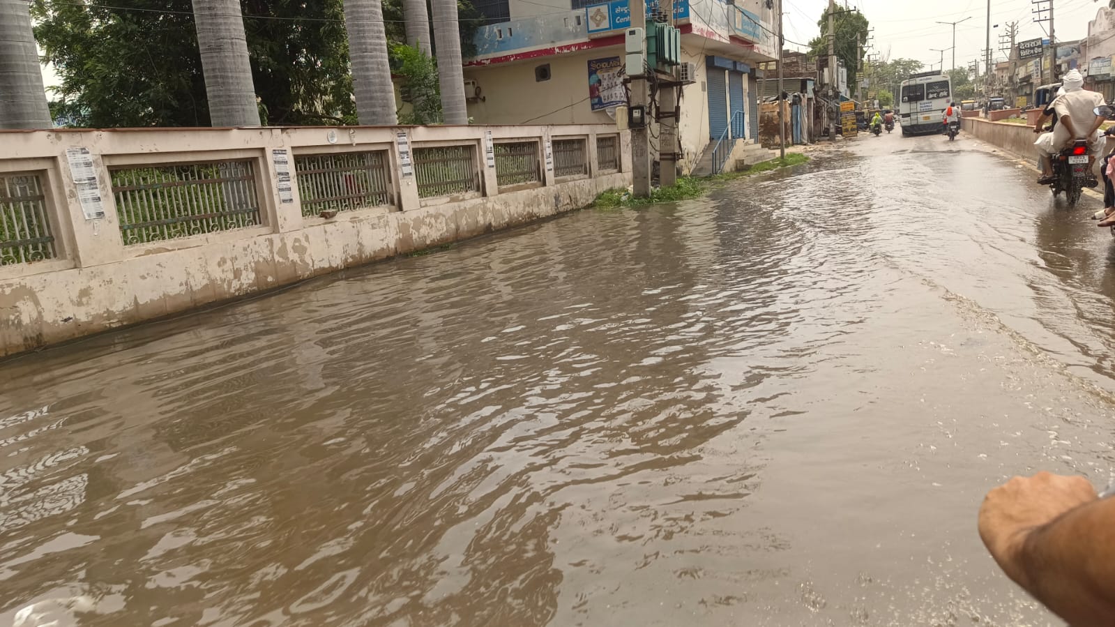 बारिश से जमा पानी।