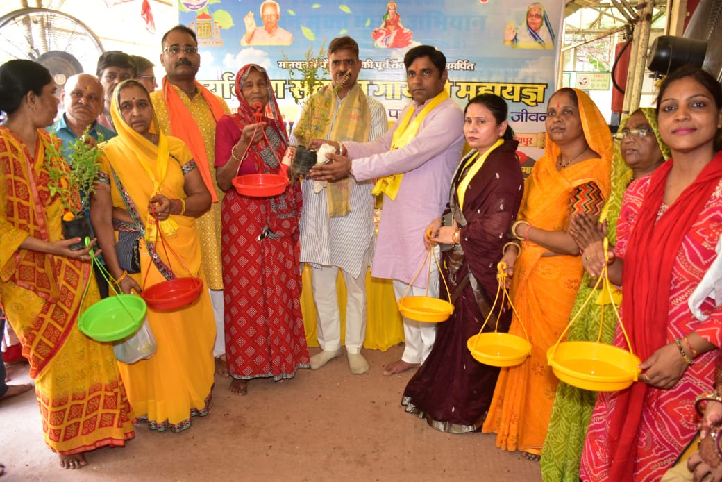 गोविंद देवजी मंदिर में पर्यावरण संवर्धन गायत्री महायज्ञ का आयोजन गोविंद देवजी मंदिर में पर्यावरण संवर्धन गायत्री महायज्ञ का आयोजन