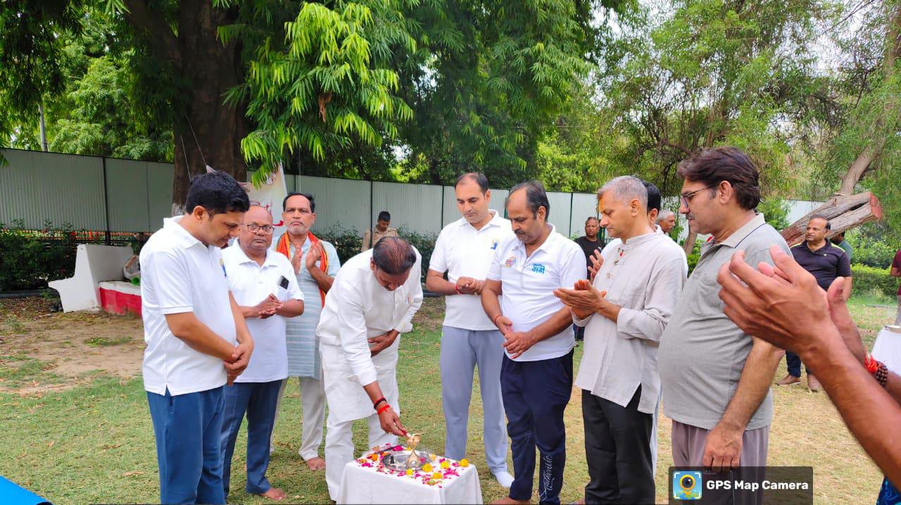 योग सप्ताह का शभारंभ करते हुए प्रयागराज महापौर का छाया चित्र