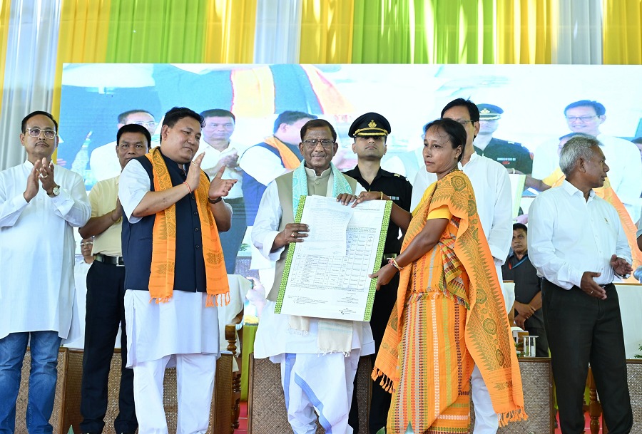 बाक्सा: रविवार को यहां मिशन 'ब्विसमुथि 2.0' के तहत भूमि आवंटन प्रमाणपत्र हस्तांतरण करते हुए राज्यपाल लक्ष्मण प्रसाद आचार्य।