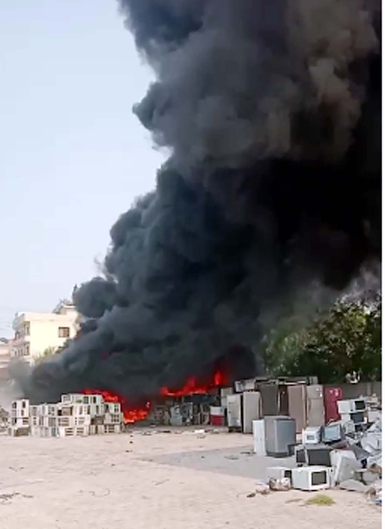 गुरुग्राम के बोहड़ाकलां गांव में स्क्रैप के गोदाम में लगी भीषण आग। गुरुग्राम के बोहड़ाकलां गांव में स्क्रैप के गोदाम में लगी भीषण आग।
