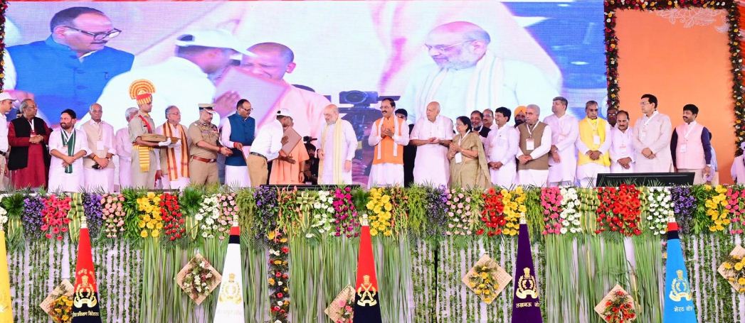 नवनियुक्त आरक्षी को नियुक्ति पत्र सौंपते हुए नवनियुक्त आरक्षी को नियुक्ति पत्र सौंपते हुए