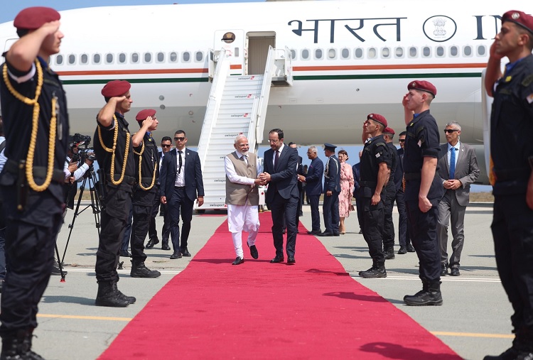 पीएम मोदी तीन देशों की यात्रा के पहले चरण में रविवार को साइप्रस पहुंचे। राष्ट्रपति निकोस ने किया भव्य स्वागत पीएम मोदी तीन देशों की यात्रा के पहले चरण में रविवार को साइप्रस पहुंचे। राष्ट्रपति निकोस ने किया भव्य स्वागत